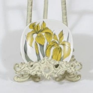 Arabia Botanica koristelautanen, Keltakurjenmiekka, suunnittelija Esteri Tomula, Keltakurjenmiekka, pieni, serikuva