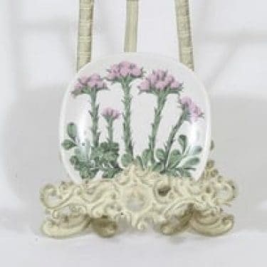 Arabia Botanica koristelautanen, Kissankäpälä, suunnittelija Esteri Tomula, Kissankäpälä, pieni, serikuva