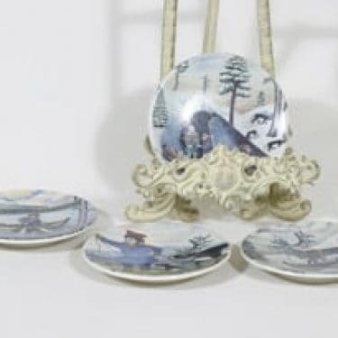 Arabia koristelautaset, Poromies, Rakovalkealla, Kalasaalis, Poromies pulkassaan, 4 kpl, suunnittelija Anders Alariesto, Poromies, Rakovalkealla, Kalasaalis, Poromies pulkassaan, pieni, serikuva