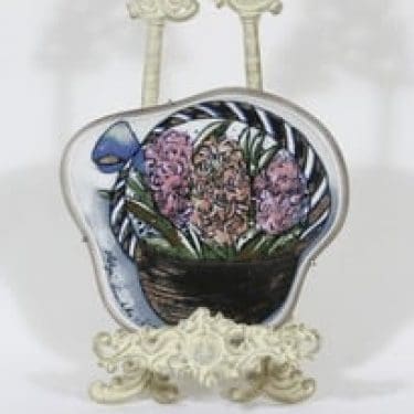 Arabia koristelaatta, Hyasinttikori, suunnittelija Heljä Liukko-Sundström, Hyasinttikori, signeerattu