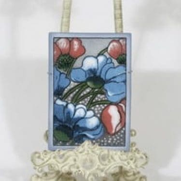 Arabia koristelaatta, Sinistä ja punaista, suunnittelija Heljä Liukko-Sundström, Sinistä ja punaista, signeerattu