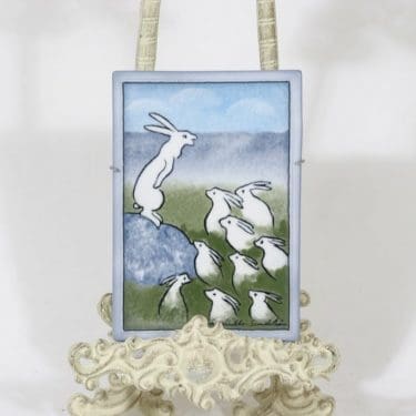 Arabia koristelaatta, Pidetään yhtä, suunnittelija Heljä Liukko-Sundström, Pidetään yhtä, signeerattu