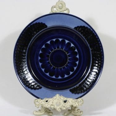 Arabia Sampo koristelautanen, käsinmaalattu, suunnittelija Göran Bäck, käsinmaalattu, signeerattu