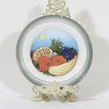 Arabia koristelautanen, Etelän hedelmät, suunnittelija Heljä Liukko-Sundström, Etelän hedelmät, serikuva, signeerattu