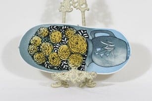 Arabia koristelaatta, Muistojen kukat, suunnittelija Heljä Liukko-Sundström, Muistojen kukat, suuri, serikuva, signeerattu