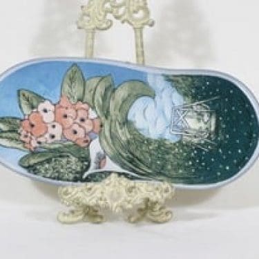 Arabia koristelaatta, Salaisuus odottaa, suunnittelija Heljä Liukko-Sundström, Salaisuus odottaa, suuri, serikuva, signeerattu