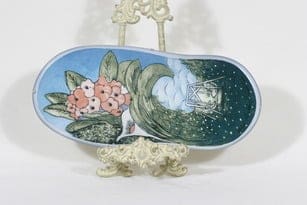 Arabia koristelaatta, Salaisuus odottaa, suunnittelija Heljä Liukko-Sundström, Salaisuus odottaa, suuri, serikuva, signeerattu