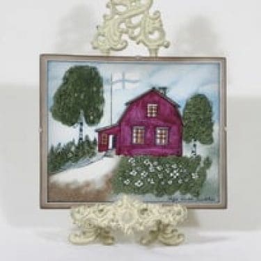 Arabia koristelaatta, Punainen tupa ja perunamaa, suunnittelija Heljä Liukko-Sundström, Punainen tupa ja perunamaa, serikuva, signeerattu