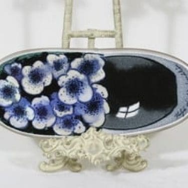 Arabia koristelaatta, Tähtisilmät, suunnittelija Heljä Liukko-Sundström, Tähtisilmät, serikuva, signeerattu