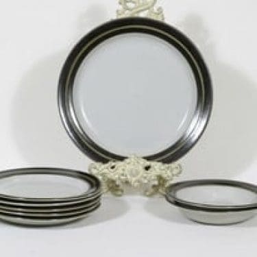 Arabia Karelia lautaset, eri kokoja, 1+5+2 kpl, suunnittelija Anja Jaatinen-Winquist, eri kokoja, raitakoriste, eri kokoja