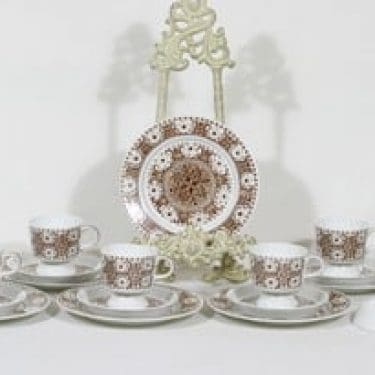 Arabia Ali kahvikupit ja lautaset, ruskea, 6 kpl, suunnittelija Raija Uosikkinen, serikuva, retro