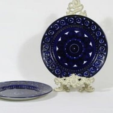 Arabia Valencia lautaset, käsinmaalattu, 2 kpl, suunnittelija Ulla Procope, käsinmaalattu, matala, signeerattu