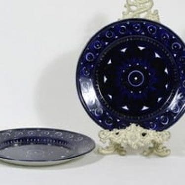 Arabia Valencia lautaset, käsinmaalattu, 2 kpl, suunnittelija Ulla Procope, käsinmaalattu, matala, signeerattu