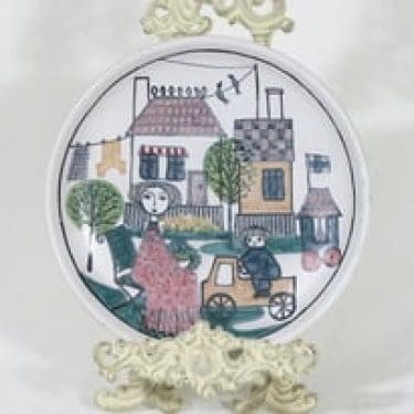 Kupittaan savi koristelautanen, käsinmaalattu, suunnittelija Laila Zink, käsinmaalattu, mattalasite, signeerattu