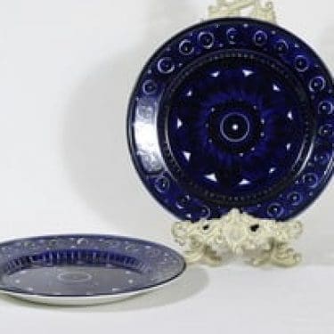 Arabia Valencia lautaset, matala, 2 kpl, suunnittelija Ulla Procope, matala, käsinmaalattu, signeerattu