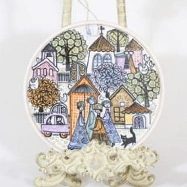 Kupittaan savi 997 III koristelaatta, käsinmaalattu, suunnittelija Laila Zink, käsinmaalattu, signeerattu