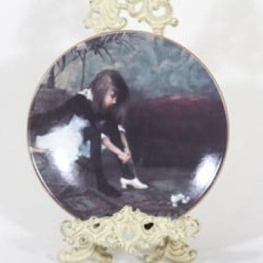 Arabia koristelautanen, Tanssiaiskengät, suunnittelija Helene Schjerfbeck, Tanssiaiskengät, serikuva