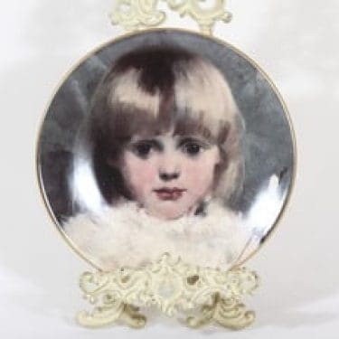 Arabia koristelautanen, Tyttö ja pajunkissat, suunnittelija Helene Schjerfbeck, Tyttö ja pajunkissat, serikuva