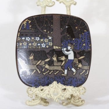 Arabia Kalevala vuosilautanen, 1979, suunnittelija Raija Uosikkinen, 1979, serikuva, Kalevala-aihe