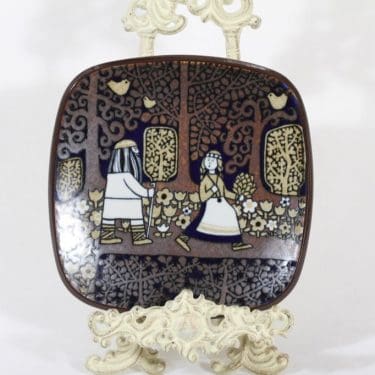 Arabia Kalevala vuosilautanen, 1977, suunnittelija Raija Uosikkinen, 1977, serikuva, Kalevala-aihe