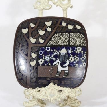 Arabia Kalevala vuosilautanen, 1976, suunnittelija Raija Uosikkinen, 1976, serikuva, Kalevala-aihe