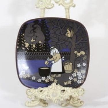 Arabia Kalevala vuosilautanen, 1986, suunnittelija Raija Uosikkinen, 1986, serikuva, Kalevala-aihe