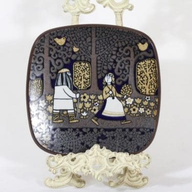 Arabia Kalevala vuosilautanen, 1977, suunnittelija Raija Uosikkinen, 1977, serikuva, Kalevala-aihe