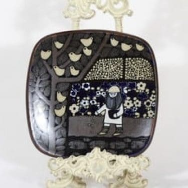 Arabia Kalevala vuosilautanen, 1976, suunnittelija Raija Uosikkinen, 1976, serikuva, Kalevala-aihe