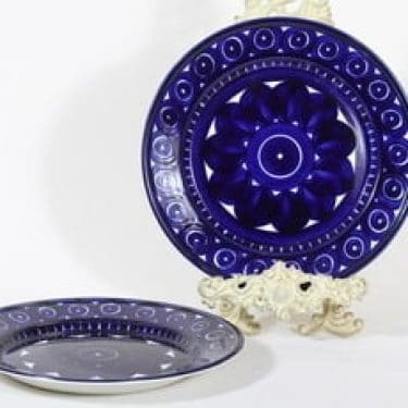 Arabia Valencia lautaset, matala, 2 kpl, suunnittelija Ulla Procope, matala, käsinmaalattu, signeerattu
