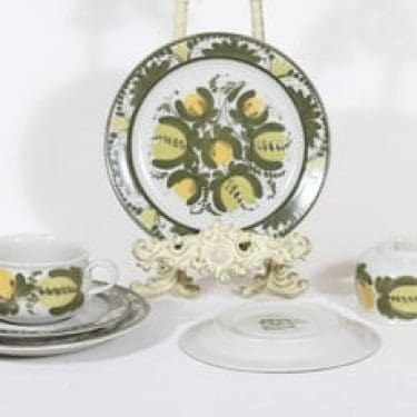 Arabia PW teekupit ja lautaset, käsinmaalattu, 2 kpl, suunnittelija Raija Uosikkinen, käsinmaalattu, signeerattu, retro