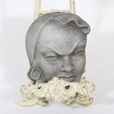 Kupittaan savi koristenaamio, suunnittelija Kerttu Suvanto-Vaajakallio, metallinen