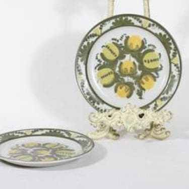 Arabia PW lautaset, käsinmaalattu, 2 kpl, suunnittelija Raija Uosikkinen, käsinmaalattu, pieni, signeerattu