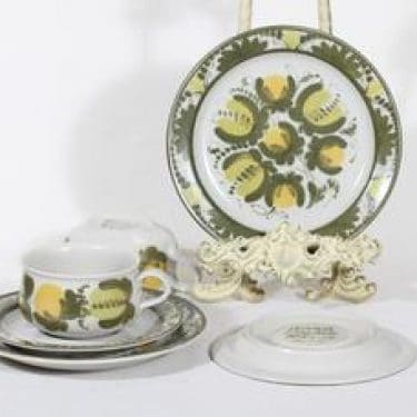 Arabia PW teekupit ja lautaset, käsinmaalattu, 2 kpl, suunnittelija Raija Uosikkinen, käsinmaalattu, signeerattu