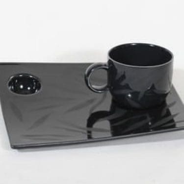 Arabia Pro Arte kuppi ja erikoislautanen, musta, suunnittelija Pauli Partanen, signeerattu