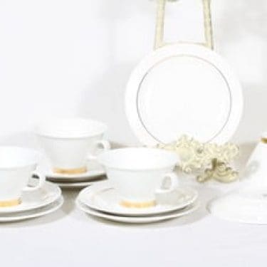 Arabia Harlekin Gold teekupit ja lautaset, valkoinen, 4 kpl, suunnittelija Inkeri Leivo,