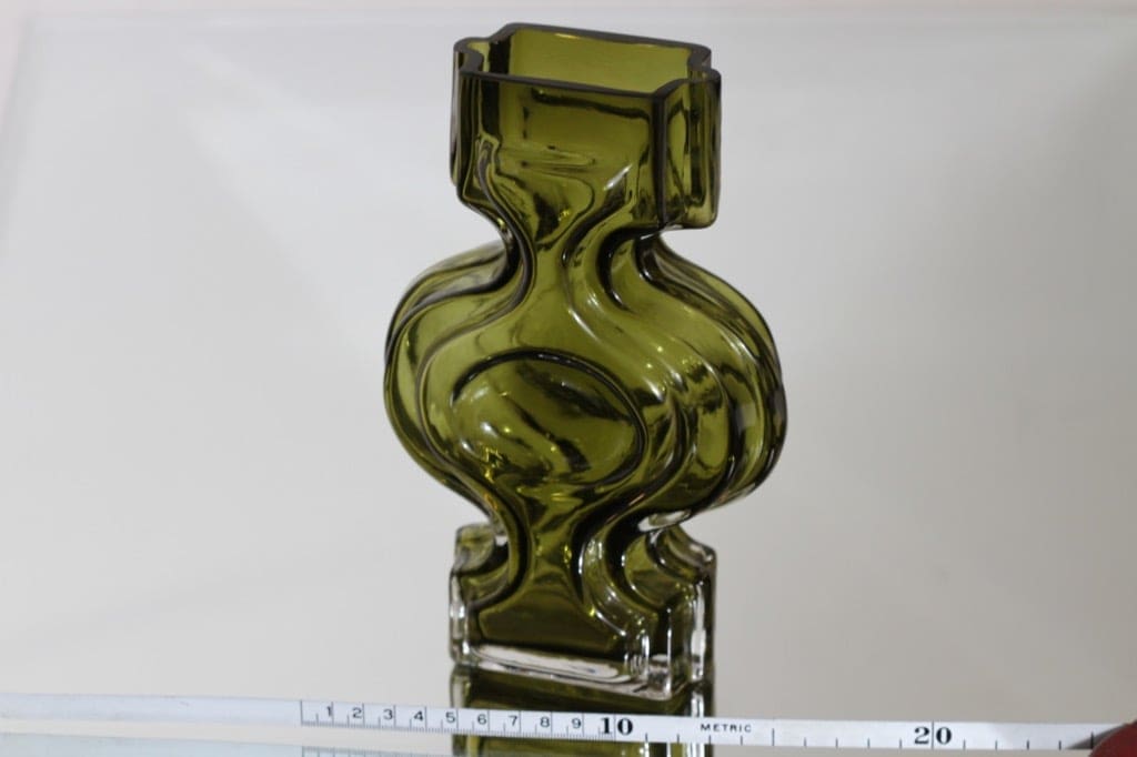 Riihimäen lasi 1310 maljakko, oliivinvihreä, suunnittelija Helena Tynell, kuva 2