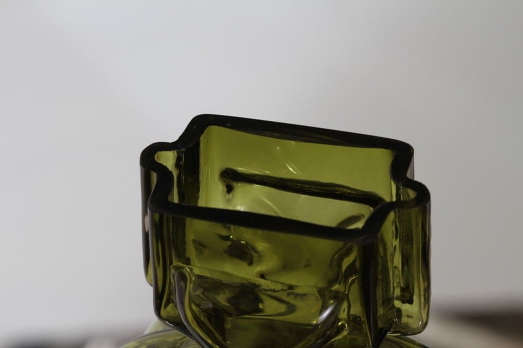 Riihimäen lasi 1310 maljakko, oliivinvihreä, suunnittelija Helena Tynell, kuva 3