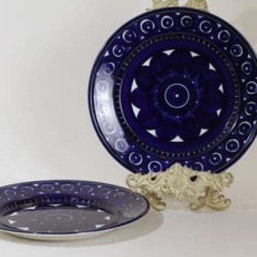 Arabia Valencia lautaset, matala, 2 kpl, suunnittelija Ulla Procope, matala, käsinmaalattu, signeerattu