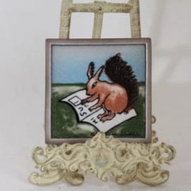 Arabia koristelaatta, Orava lukemassa, suunnittelija Heljä Liukko-Sundström, Orava lukemassa, pieni, serikuva