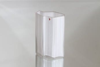 Iittala 2780 maljakko, valkoinen, suunnittelija Tapio Wirkkala, pieni