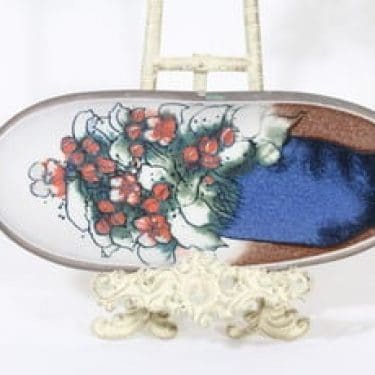 Arabia koristelaatta, Omenankukat, suunnittelija Heljä Liukko-Sundström, Omenankukat, serikuva, signeerattu