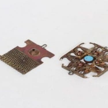 Turun hopea kaulakoru, pronssi, suunnittelija Pentti Sarpaneva, pronssi, emalikoriste