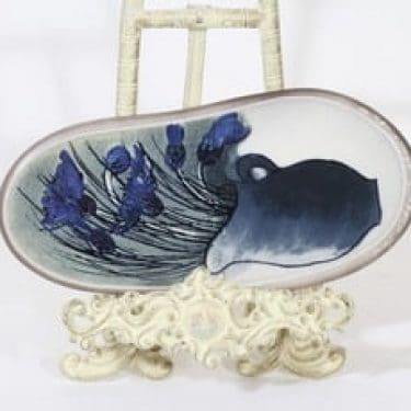 Arabia koristelaatta, Ruiskukat, suunnittelija Heljä Liukko-Sundström, Ruiskukat, serikuva, signeerattu