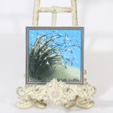 Arabia koristelaatta, Ajatuksella, suunnittelija Heljä Liukko-Sundström, Ajatuksella, pieni, serikuva, signeerattu