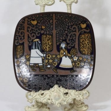 Arabia annual plate, 1977, designer Raija Uosikkinen, silk screening, Kalevala theme