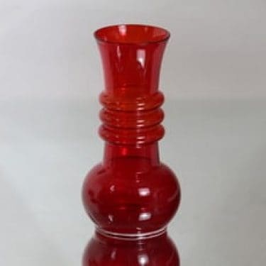 Riihimäen lasi Kielo maljakko, rubiininpunainen, suunnittelija Tamara Aladin,