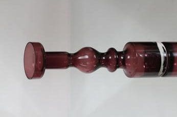 Riihimäen lasi Pompadour kynttilänjalka, sinipunainen, suunnittelija Nanny Still, suuri