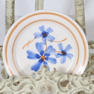 Kupittaan savi koristelautanen, käsinmaalattu, suunnittelija , käsinmaalattu, pieni, signeerattu