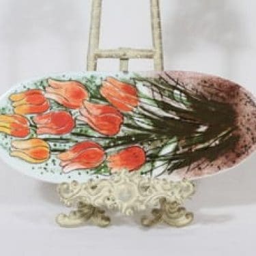 Arabia koristelaatta, Tulppaaneita tulvillaan, suunnittelija Heljä Liukko-Sundström, Tulppaaneita tulvillaan, suuri, serikuva, signeerattu