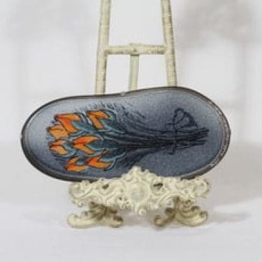 Arabia koristelaatta, Keltaiset ruusunnuput, suunnittelija Heljä Liukko-Sundström, Keltaiset ruusunnuput, serikuva, signeerattu